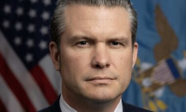 Vídeo mostra Pete Hegseth imitando Donald Trump durante comício