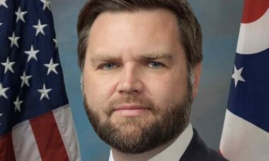 JD Vance é colocado em saia justa após tentar defender fala de Donald Trump ao vivo