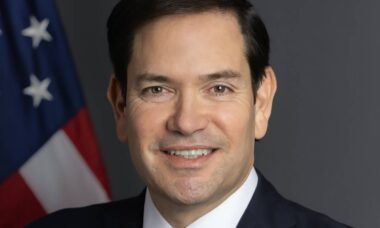 Marco Rubio surpreende ao surgir "trabalhando" como DJ em festa