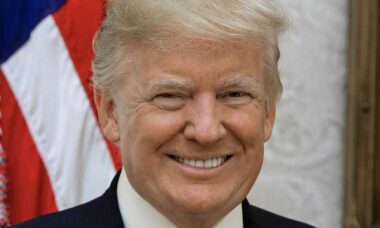 Trump aparece como James Bond em postagem oficial da Casa Branca