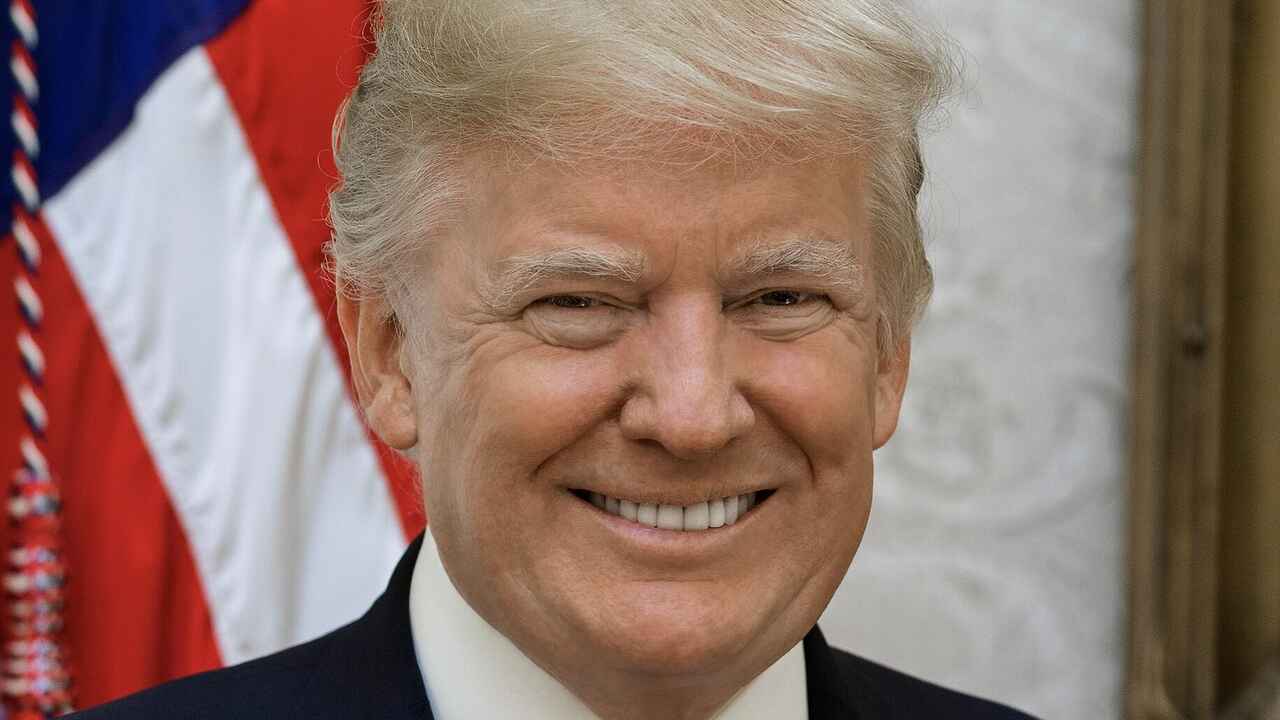 Trump aparece como James Bond em postagem oficial da Casa Branca