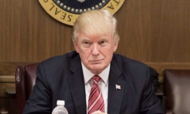 Trump diz que "não pensa" na situação financeira dos americanos em meio à guerra com o Irã