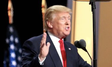 Trump revela por que não usa colete à prova de balas mesmo após três tentativas de assassinato