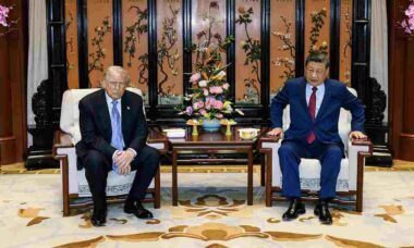 Trump vira alvo de piadas após aparecer em cadeira mais baixa que Xi Jinping