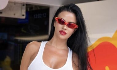 Ex-Miss Croácia, Ivana Knoll, rouba a cena durante transmissão ao vivo do Grande Prêmio de Miami