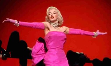 Marilyn Monroe em Gentlemen Prefer Blondes - reprodução YouTube