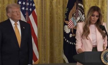 Vídeo: Público não consegue segurar risadas após Melania dizer que Donald Trump tem "empatia"
