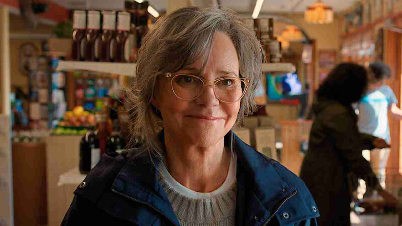 Sally Field in Remarkably Bright Creatures - Netflix reproduction