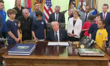 Trump é criticado após falar sobre a guerra no Irã durante visita de crianças ao Salão Oval (Foto: X @WhiteHouse)