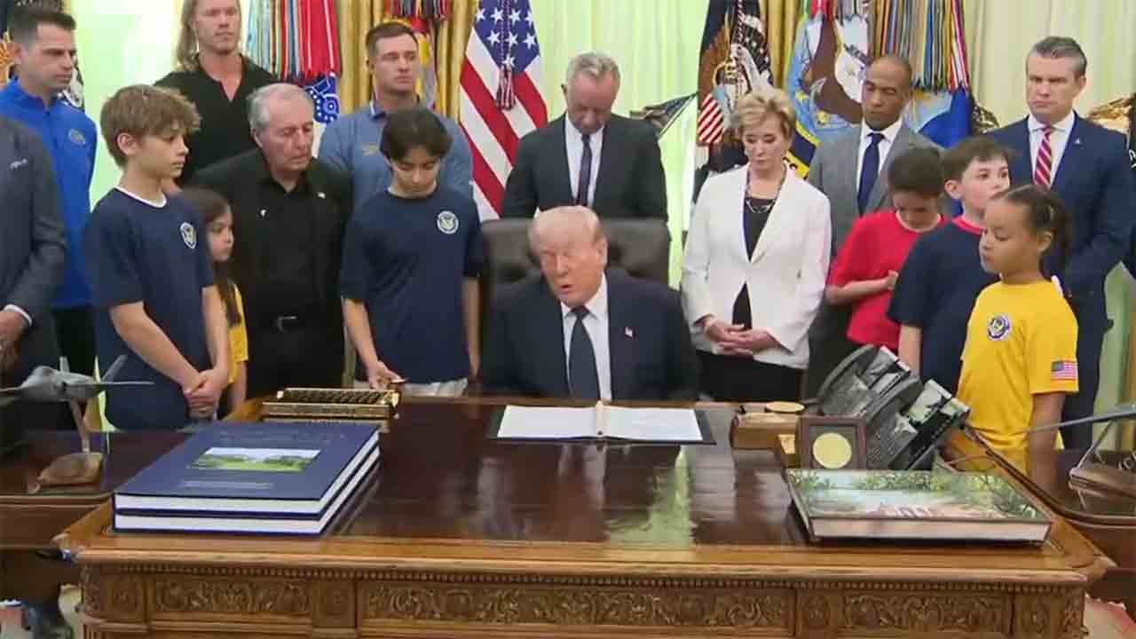 Trump é criticado após falar sobre a guerra no Irã durante visita de crianças ao Salão Oval (Foto: X @WhiteHouse)