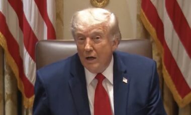 Trump é criticado após confundir Irã e Venezuela durante reunião