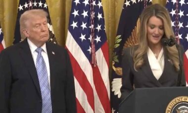 Vídeo: Trump pega no sono durante discurso na Casa Branca