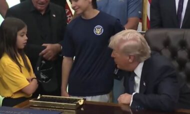 Trump é criticado após debochar de menina que disse querer ser jogadora de vôlei