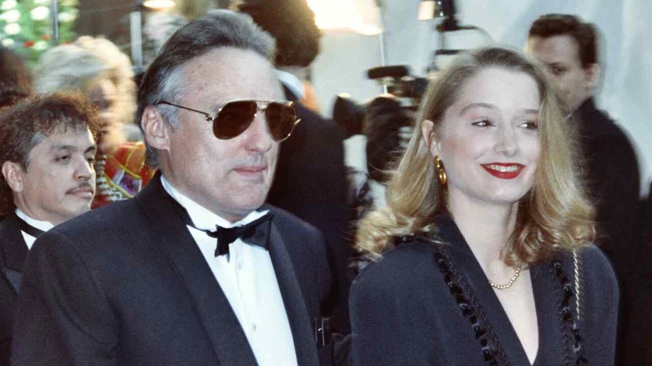 Atriz de "The Pitt" diz ter sido "assombrada" pelo fantasma do ex-marido Dennis Hopper