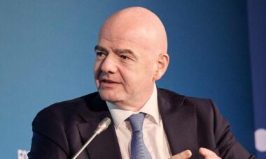 Presidente da FIFA rebate críticas e diz que "pausas de hidratação" não são comerciais