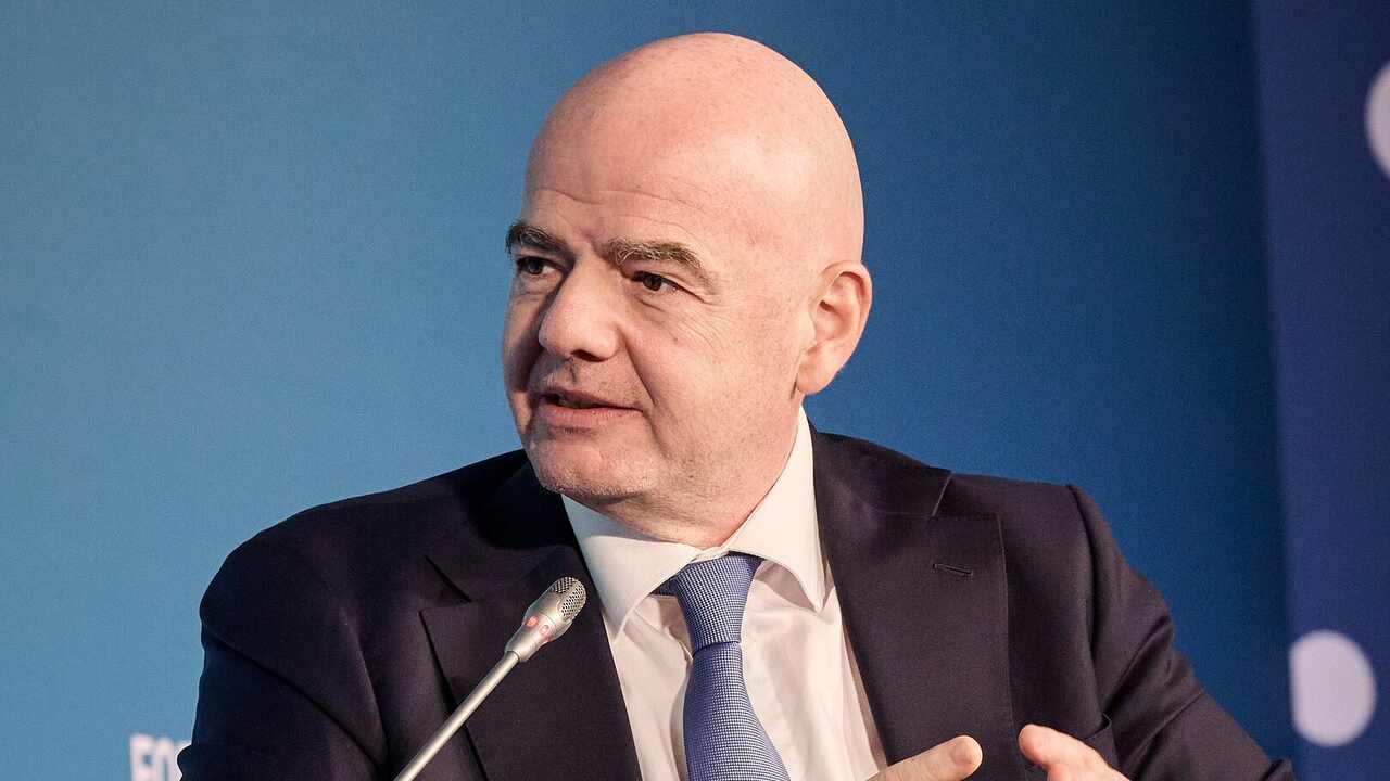 Presidente da FIFA rebate críticas e diz que "pausas de hidratação" não são comerciais