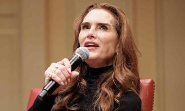 Brooke Shields recorda caos na estreia de "Pretty Baby" aos 12 anos: "Tentaram cortar meu cabelo"