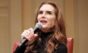 Brooke Shields recorda caos na estreia de "Pretty Baby" aos 12 anos: "Tentaram cortar meu cabelo"