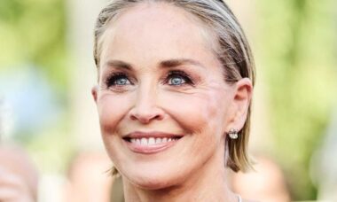 Sharon Stone diz que casamento terminou após reação do marido a possível mastectomia
