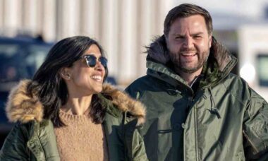 Usha Vance diz que igreja ajudou JD Vance mais do que terapia