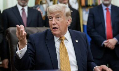 Trump volta a ser criticado após imitação de halterofilista em discurso nos EUA