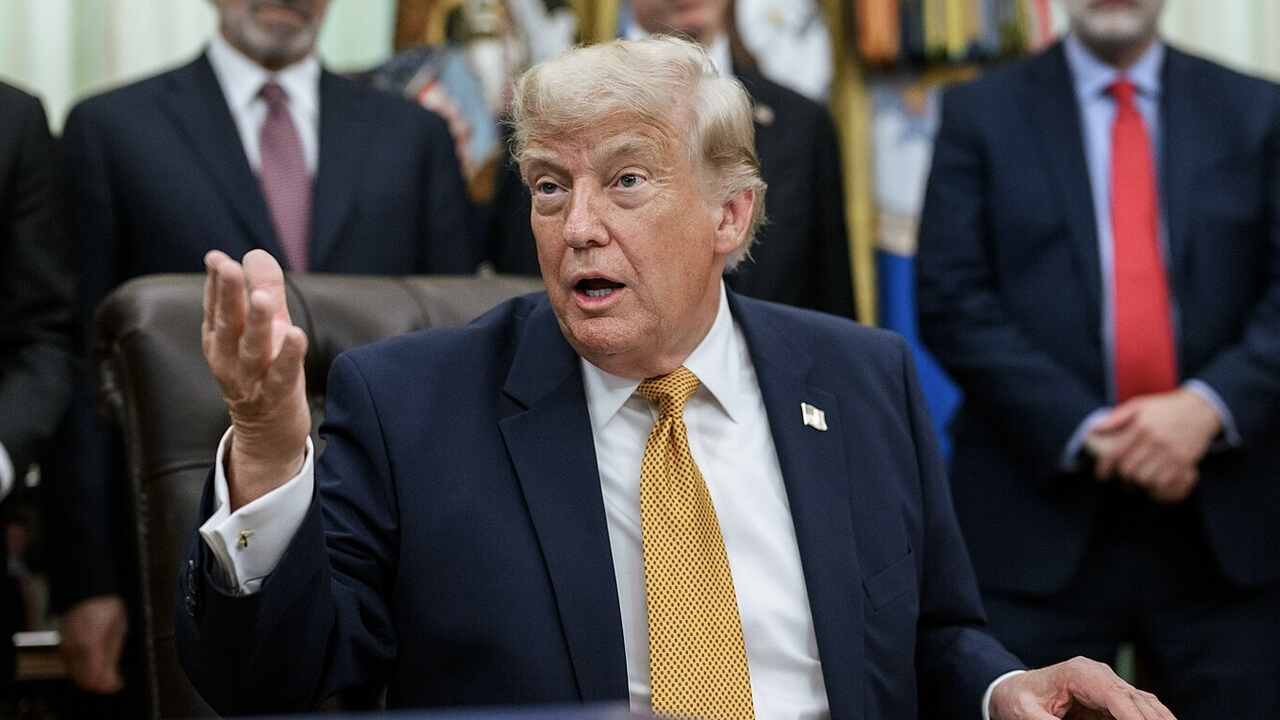 Trump volta a ser criticado após imitação de halterofilista em discurso nos EUA