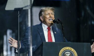 Vídeo mostra público deixando discurso de Trump durante evento nos EUA