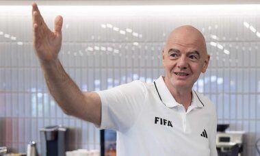 Após polêmica com árbitro barrado nos EUA, presidente da FIFA pede que torcedores “relaxem”