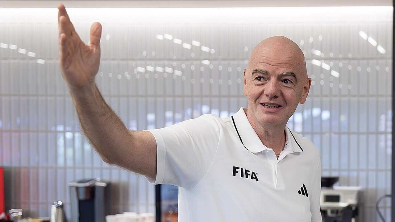 Efter kontrovers om dommer nægtet indrejse i USA beder FIFA-præsidenten fans om at “slappe af”