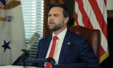 JD Vance gera constrangimento ao responder história da esposa em podcast da segunda-dama