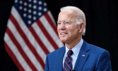 Biden chama Trump de "perdedor" ao criticar reforma de espelho d’água