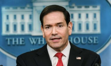 Marco Rubio é confrontado com vídeo de Trump aparentemente dormindo durante audiência