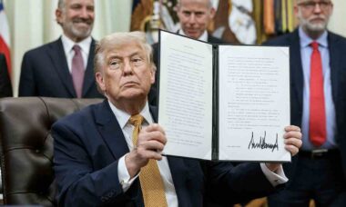 Trump assina ordens para acelerar criptografia pós-quântica e criação de computador quântico até 2028