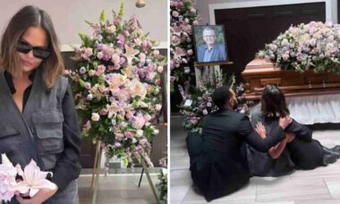 Chrissy Teigen compartilha fotos ao lado do caixão do pai durante funeral