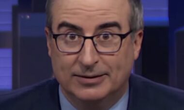 John Oliver zomba de festival "Freedom 250" após cancelamento de artistas