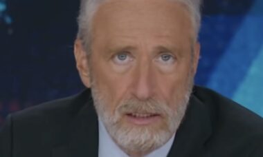 Jon Stewart ironiza após descobrir que agente de artistas do "Freedom 250" se chama "Jeff Epstein"