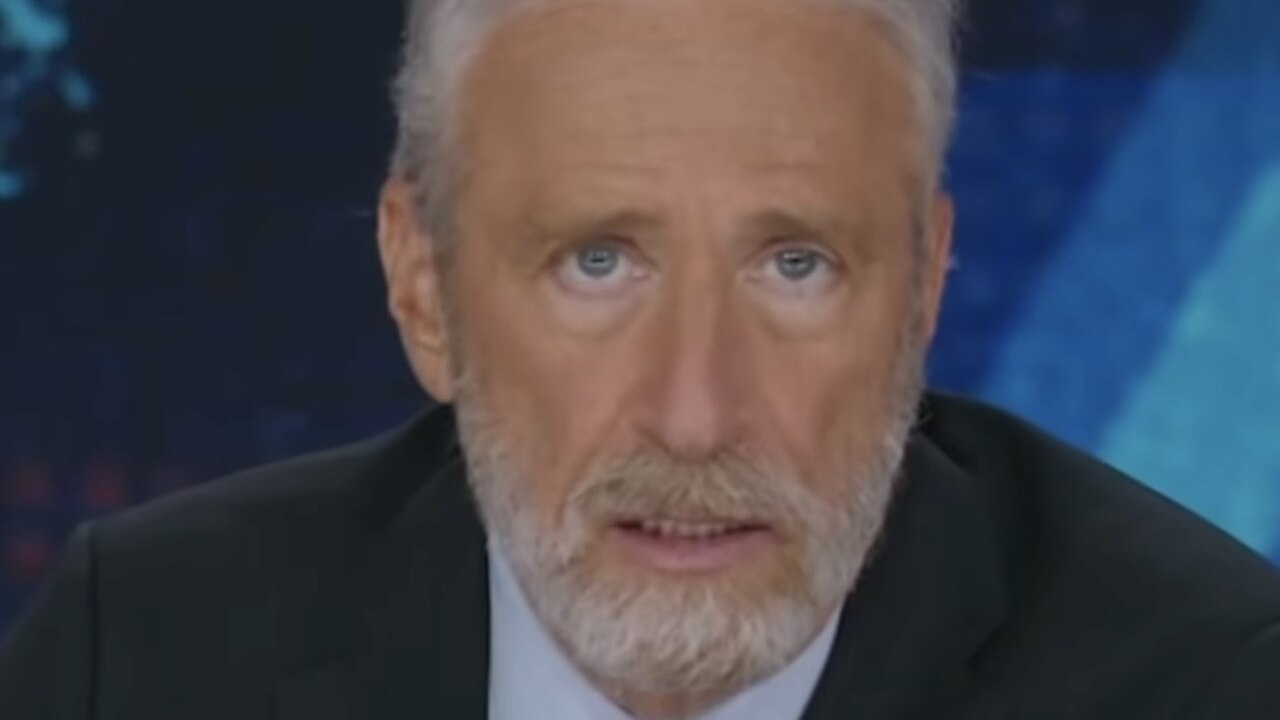 Jon Stewart ironiza após descobrir que agente de artistas do "Freedom 250" se chama "Jeff Epstein"