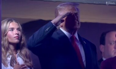 Vídeo de neta de Trump na NBA gera controvérsia após suposta remoção de vaias