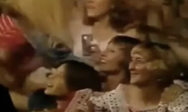 Fã de Elvis Presley segurando "celular" em show de 1977 gera onda de teorias da conspiração