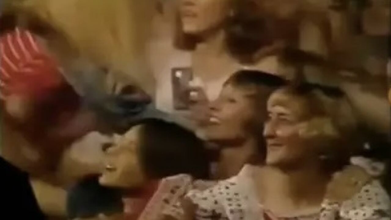 Fã de Elvis Presley segurando "celular" em show de 1977 gera onda de teorias da conspiração