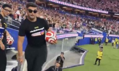 Vídeo: Torcedor protagoniza cena constrangedora após tentar invadir campo na Copa do Mundo