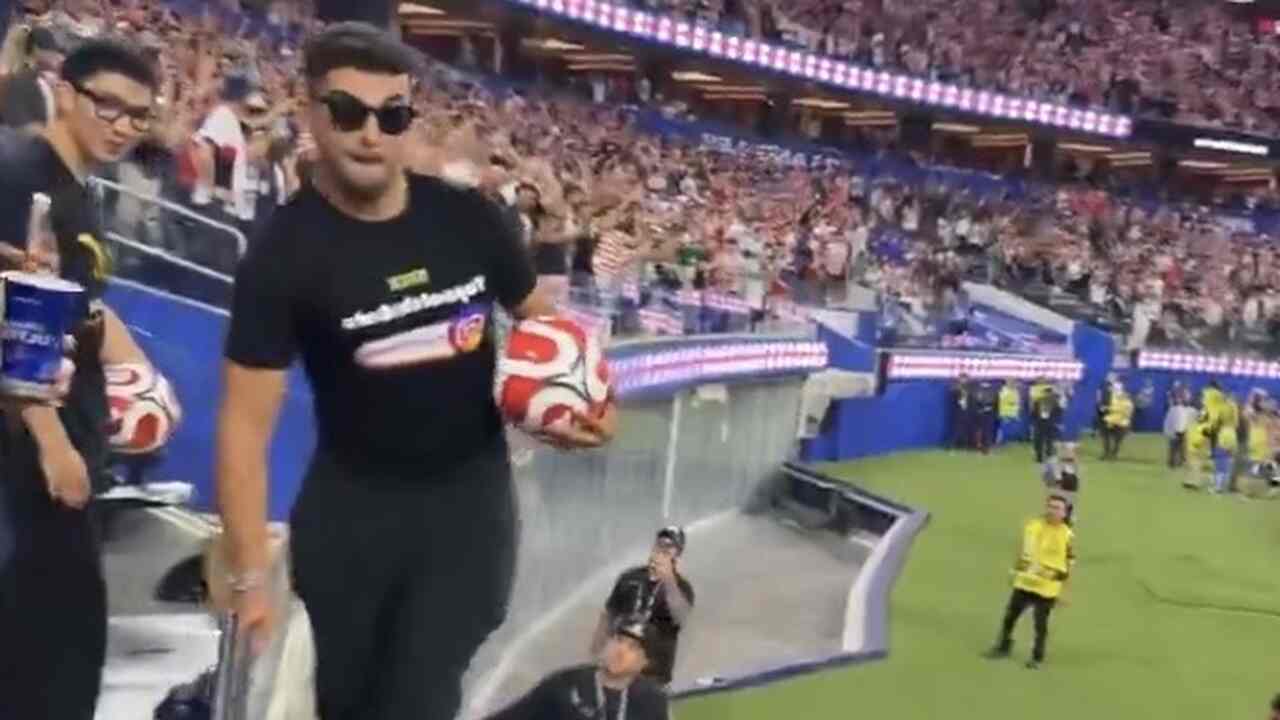 Video: Fanoušek způsobil trapnou scénu po pokusu vtrhnout na hřiště během mistrovství světa