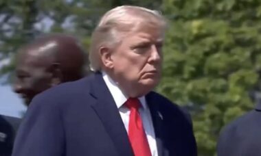 Trump é visto "caminhando na direção errada" após foto oficial com líderes do G7
