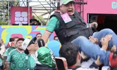 Torcedores mexicanos levantam repórteres no ar durante transmissões ao vivo da Copa do Mundo