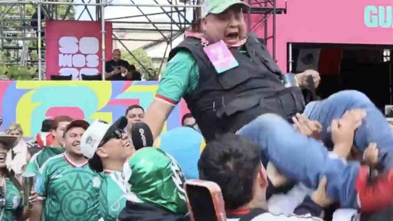 Torcedores mexicanos levantam repórteres no ar durante transmissões ao vivo da Copa do Mundo