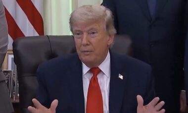 Fala de Trump sobre lagostas chama atenção durante cerimônia na Casa Branca