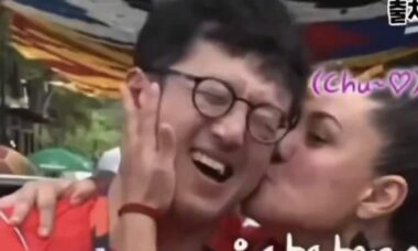 Repórter sul-coreano é surpreendido com beijo de torcedora mexicana durante transmissão ao vivo