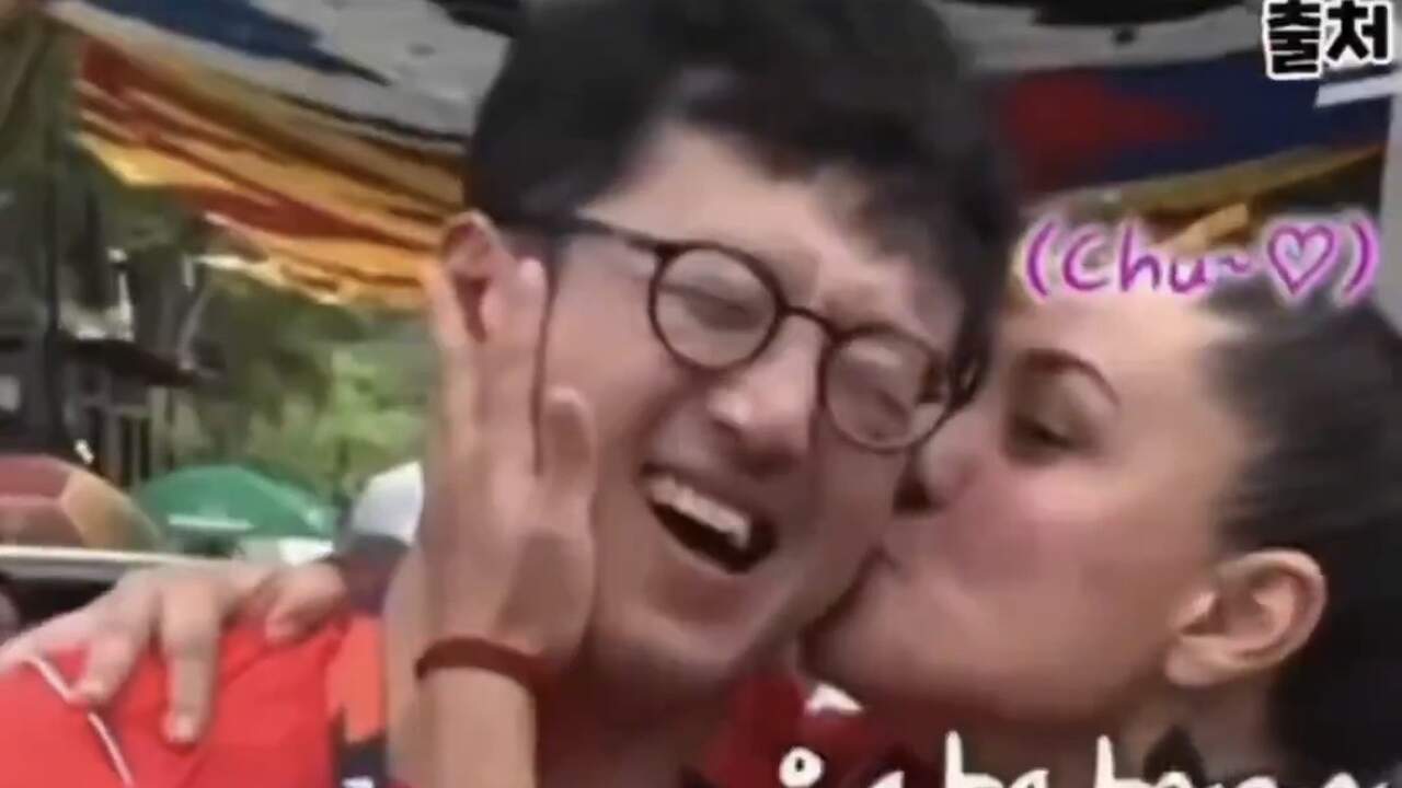Repórter sul-coreano é surpreendido com beijo de torcedora mexicana durante transmissão ao vivo