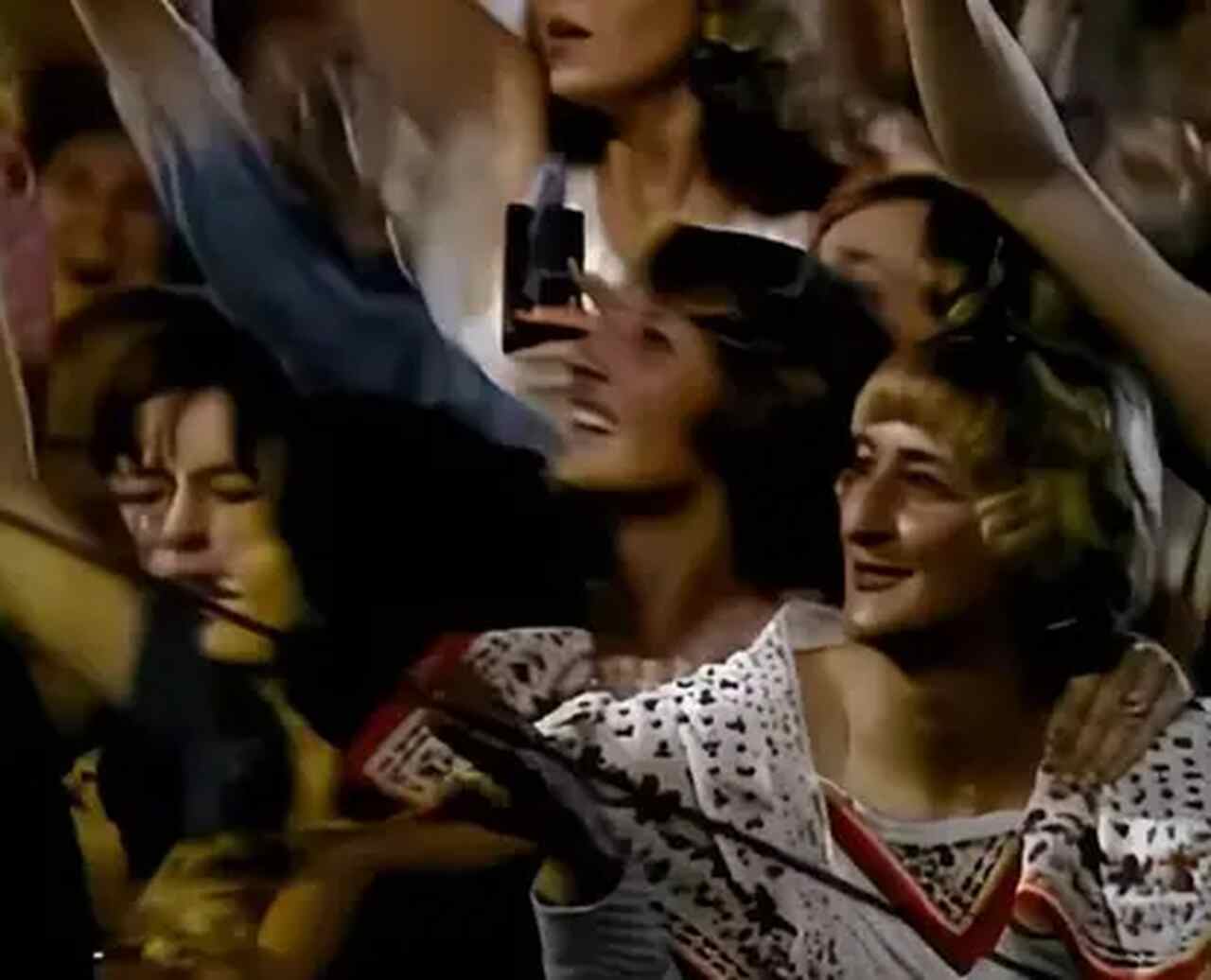 Fã de Elvis Presley segurando "celular" em show de 1977 gera onda de teorias da conspiração