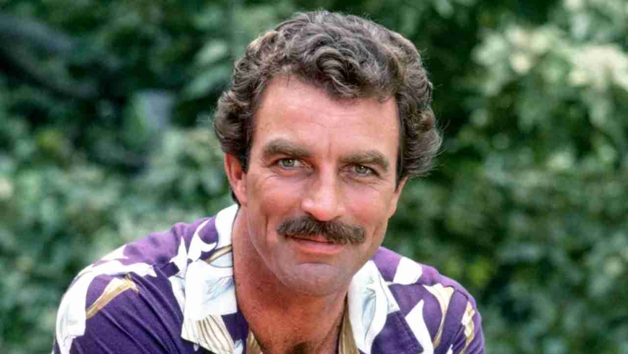 Tom Selleck in Magnum PI - immagine promozionale 